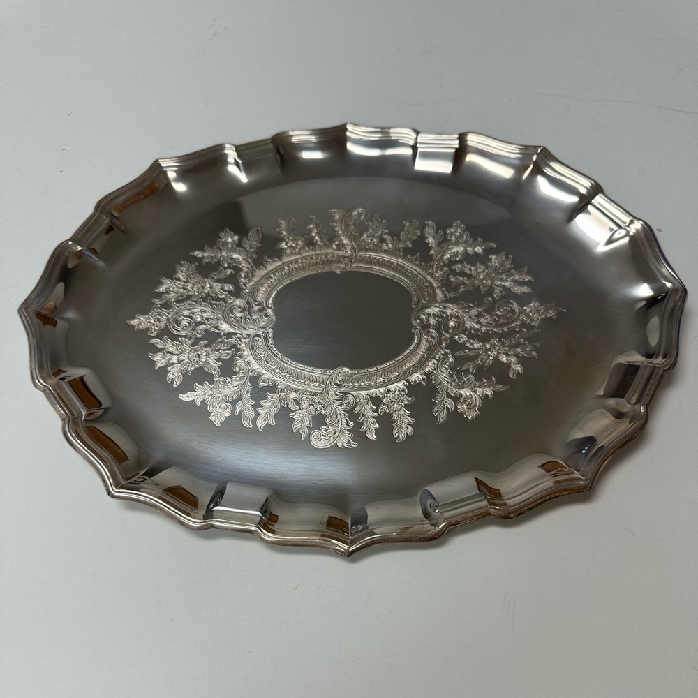 Elegant Silver-Plated Decorative Serving Platter - Scalloped Edge